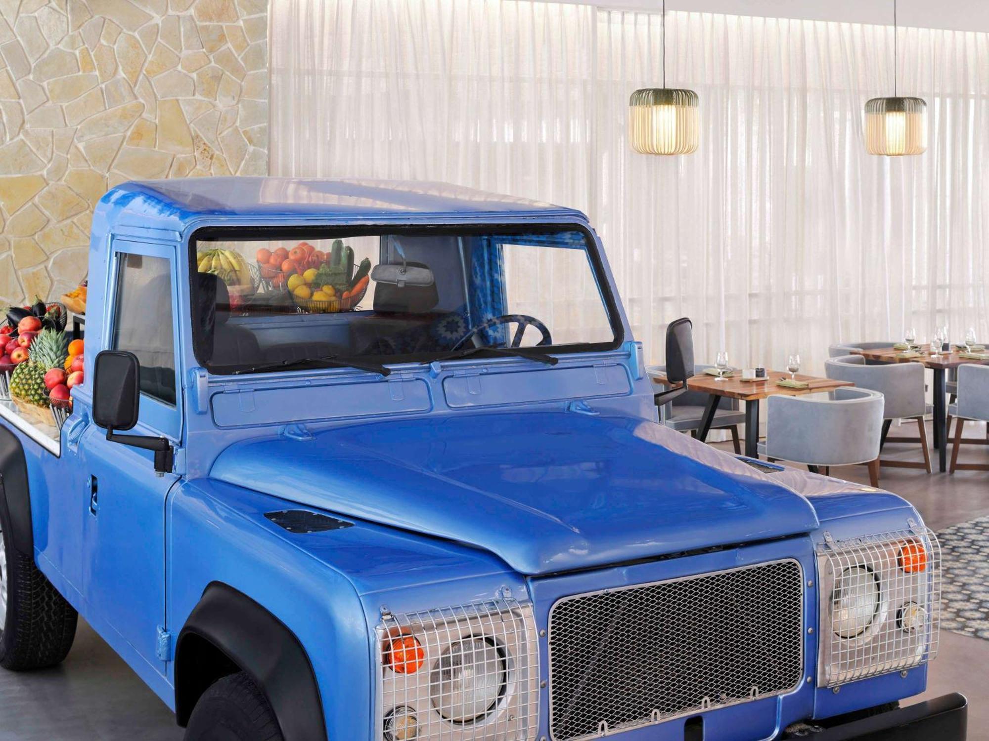 Moevenpick Hotel & Apartments Ghala Maskat Zewnętrze zdjęcie The Land Rover Defender 90