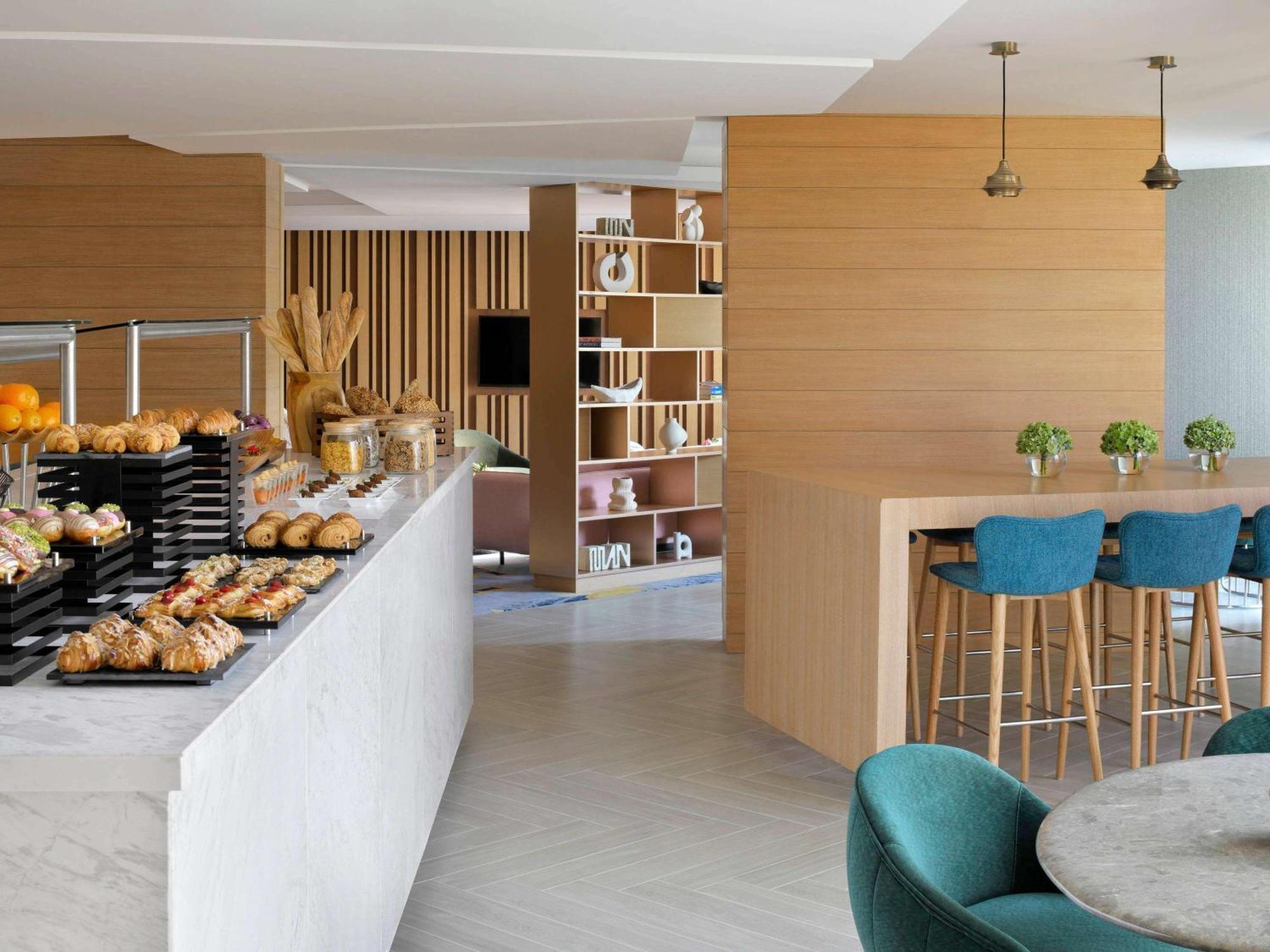Moevenpick Hotel & Apartments Ghala Maskat Zewnętrze zdjęcie The lounge at the airport