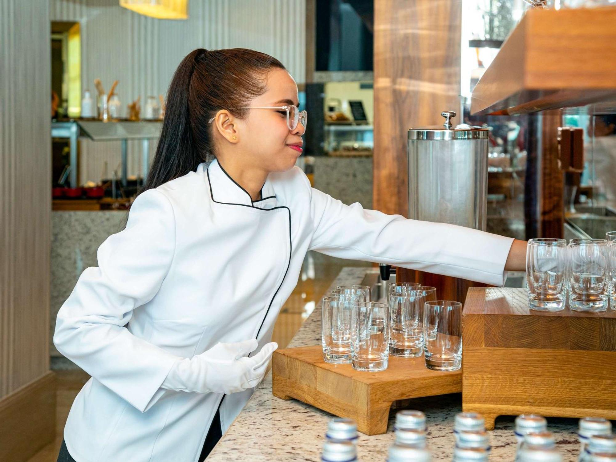 Moevenpick Hotel & Apartments Ghala Maskat Zewnętrze zdjęcie A barista at work