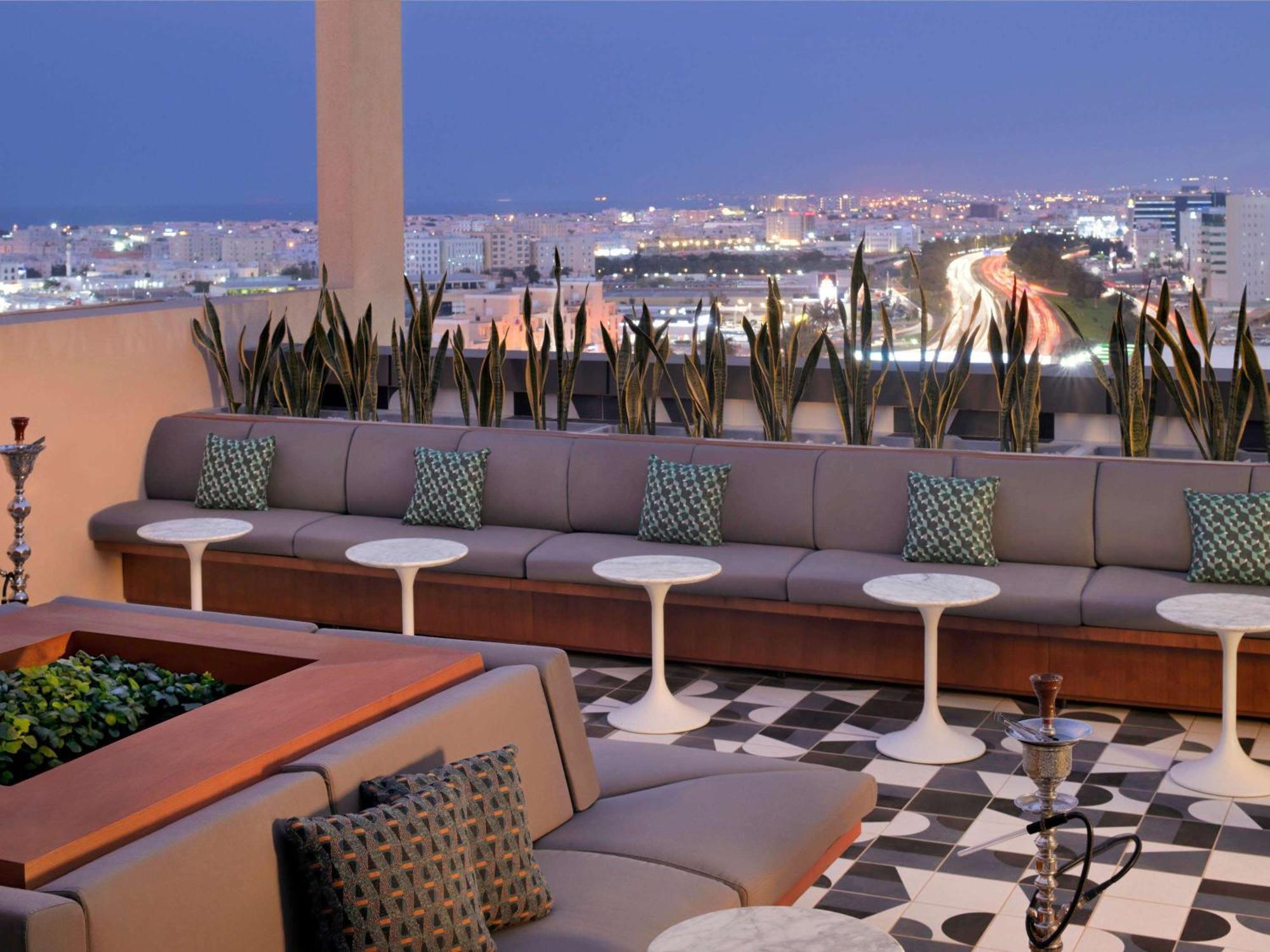 Moevenpick Hotel & Apartments Ghala Maskat Zewnętrze zdjęcie The rooftop lounge at the Hotel Indigo