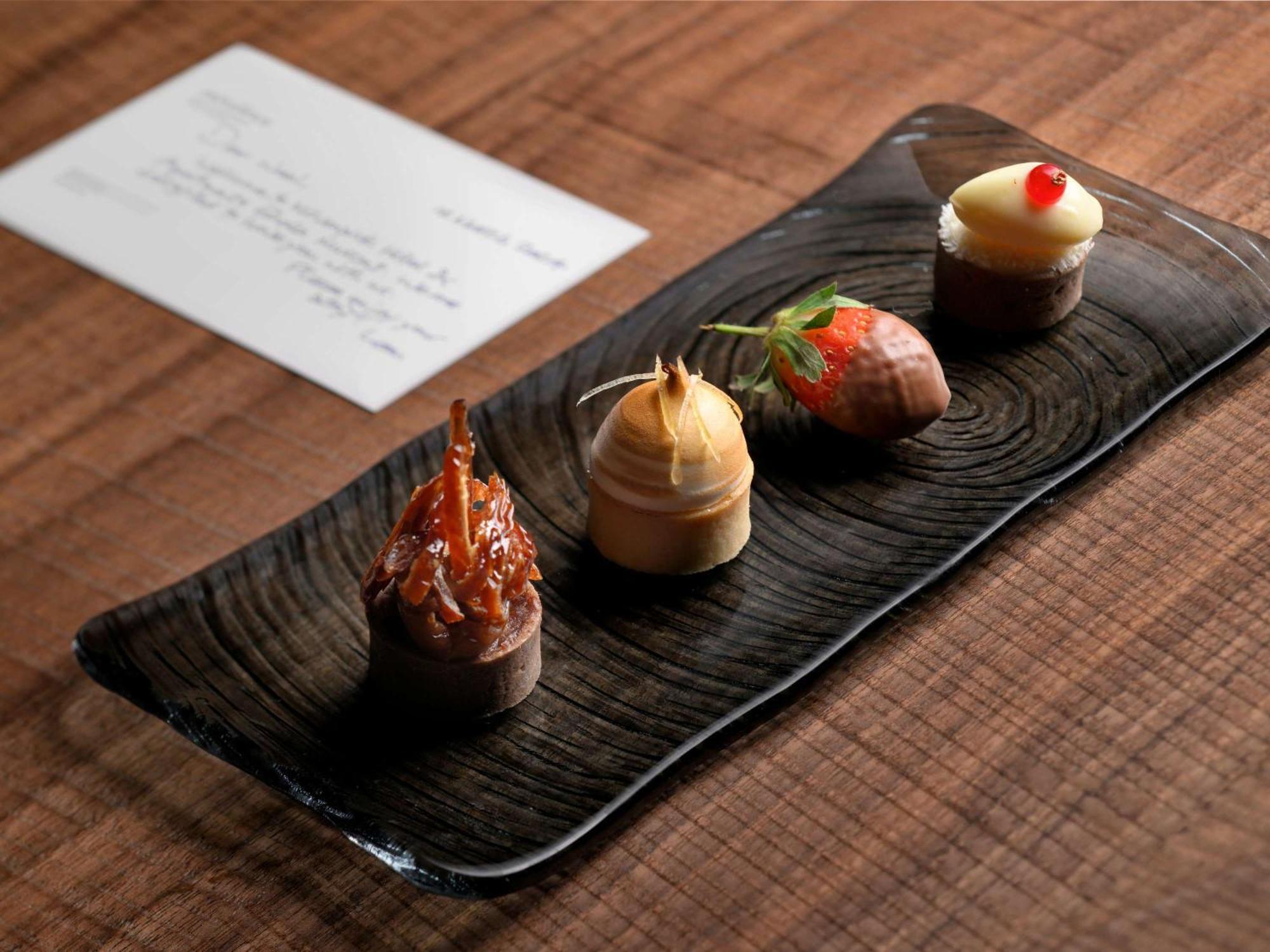 Moevenpick Hotel & Apartments Ghala Maskat Zewnętrze zdjęcie A selection of petit fours