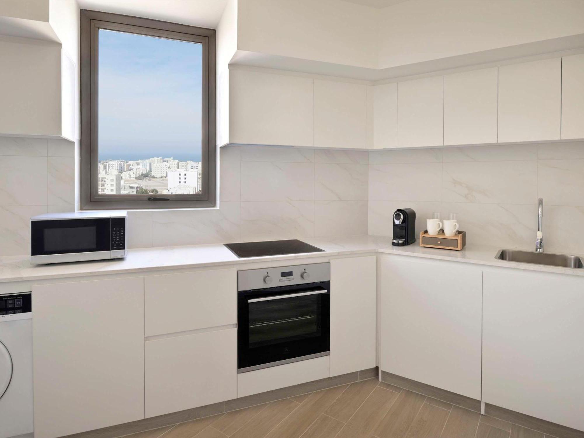 Moevenpick Hotel & Apartments Ghala Maskat Zewnętrze zdjęcie A typical kitchen in a student apartment