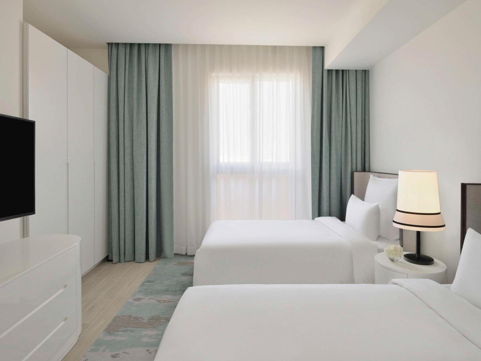 Moevenpick Hotel & Apartments Ghala Maskat Zewnętrze zdjęcie A typical bedroom at the hotel